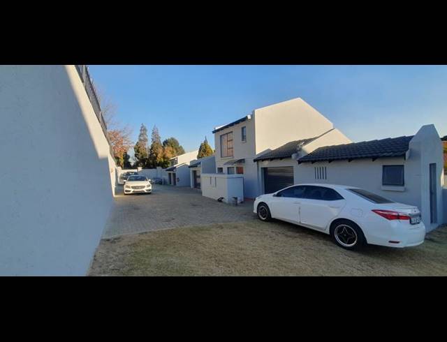 2 BEDROOM TOWNHOUSE FOR SALE IN WINCHESTER HILLS